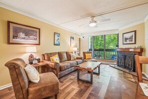 TV, fireplace, DVD player - Pinnacle B09 Wonderful condo close to the base of Killington with shuttle to the slopes everyday of the week. (Killington)