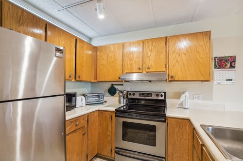 Pinnacle B24 is a wonderful oversized three bedroom condo close to the base of Killington with shuttle to the slopes everyday of the week.  The outdoor pool, hot tub, and, tennis courts are open during summer only.