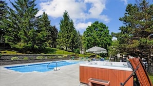 A swimming pool with a hot tub and lounge chairs. - Pinnacle C25 Condo | Pool, Hot Tub | Golf Nearby (Killington)