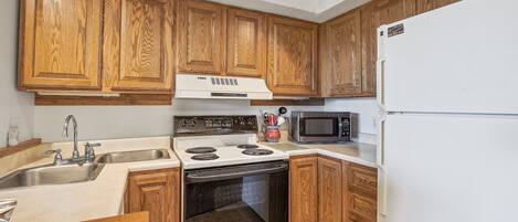 Fridge, microwave, stovetop, dishwasher