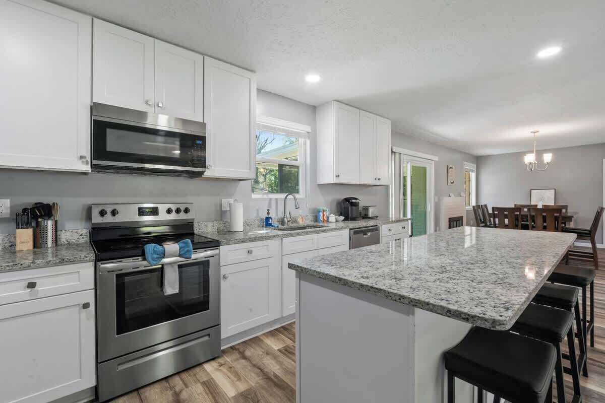 Fridge, coffee/tea maker