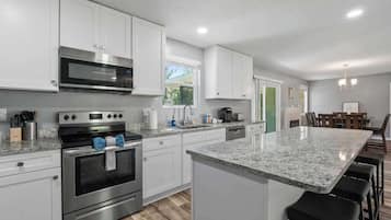 Fridge, coffee/tea maker