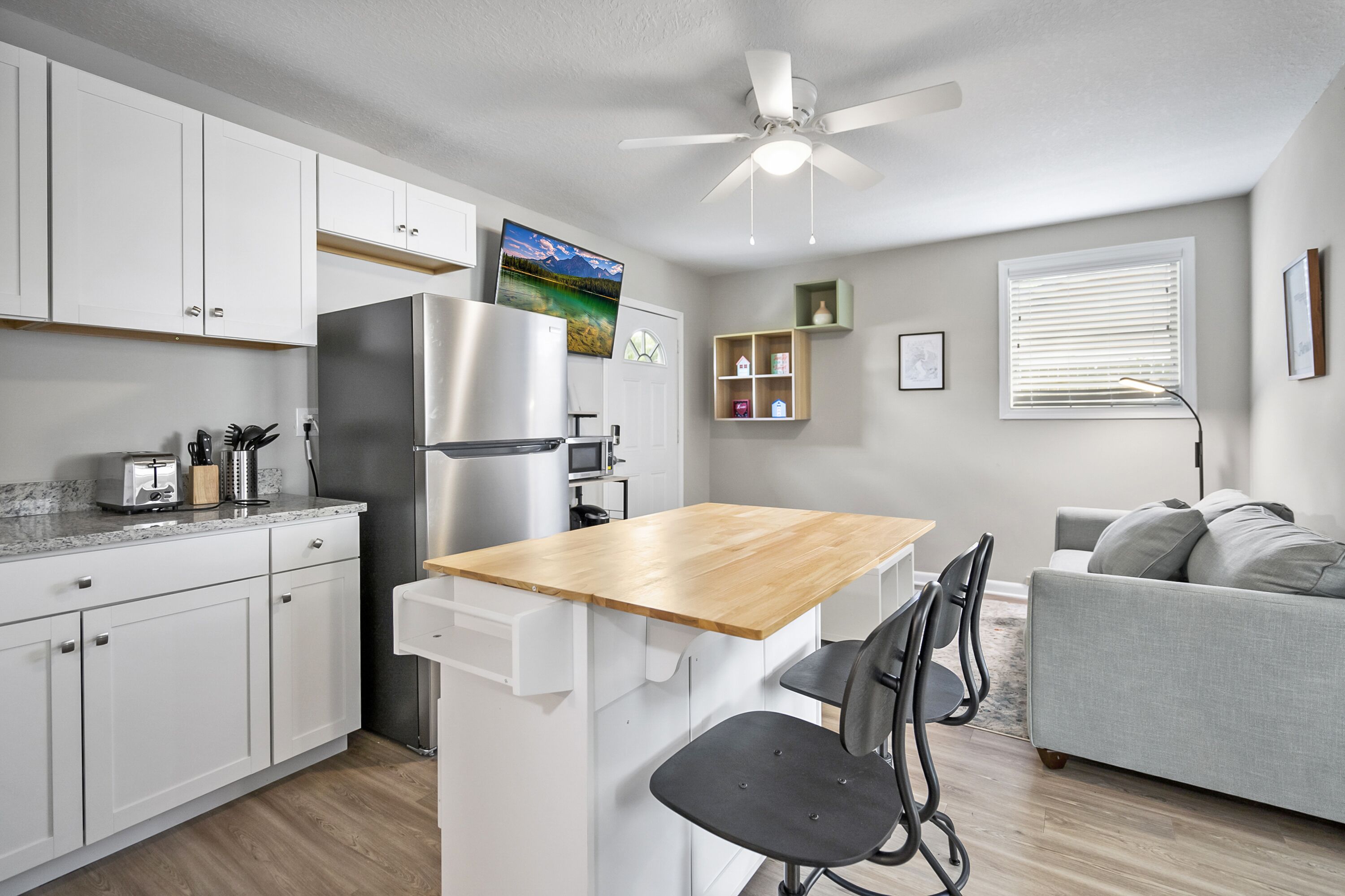 Jääkaappi, kahvin-/teenkeitin