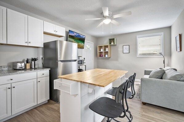 Kühlschrank, Wasserkocher mit Kaffee-/Teezubehör