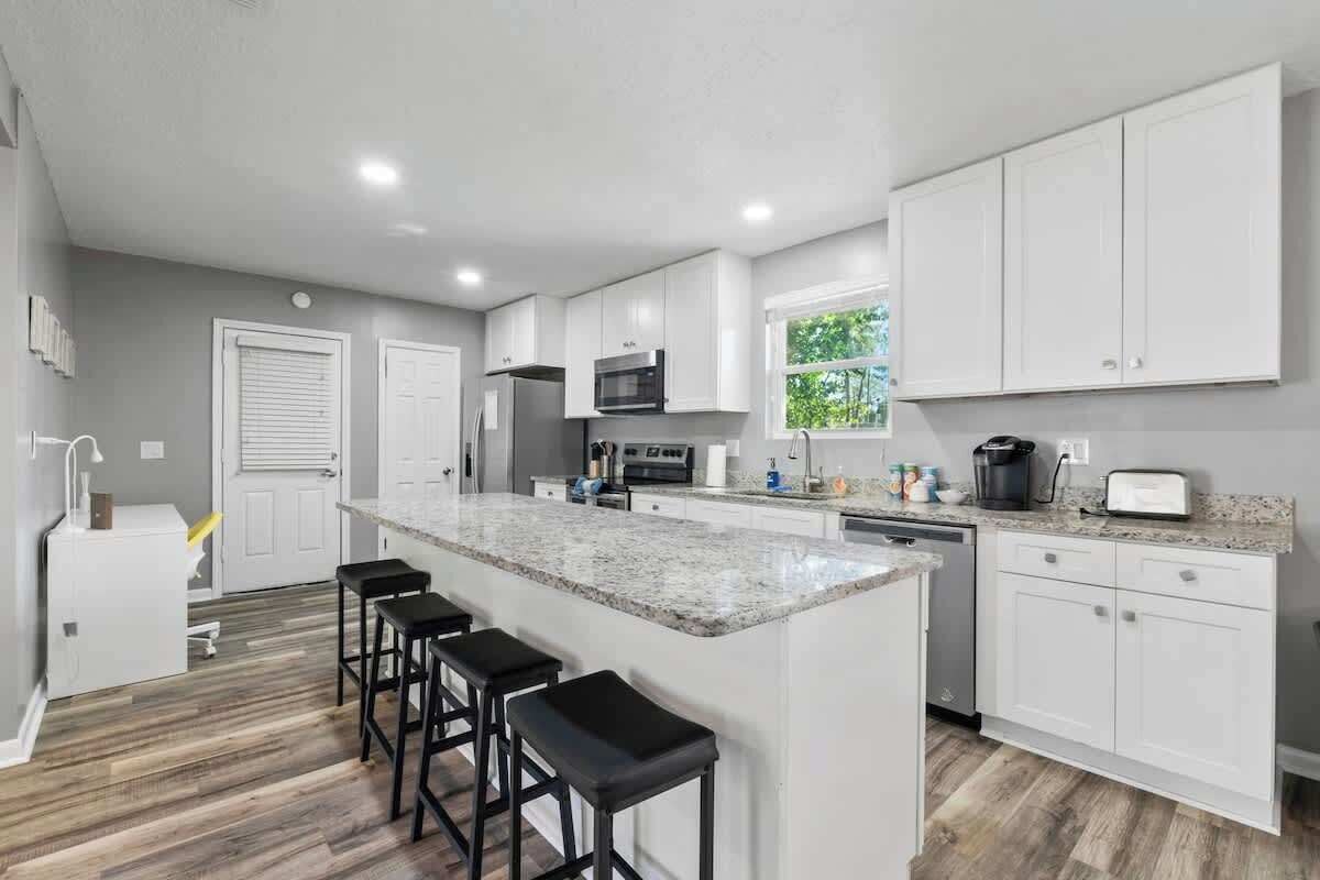 Kühlschrank, Wasserkocher mit Kaffee-/Teezubehör