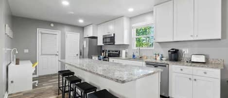 Fridge, coffee/tea maker