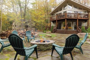 Terrace/patio - Lake Naomi Chalet -  2hrs from NYC (Pocono Pines)