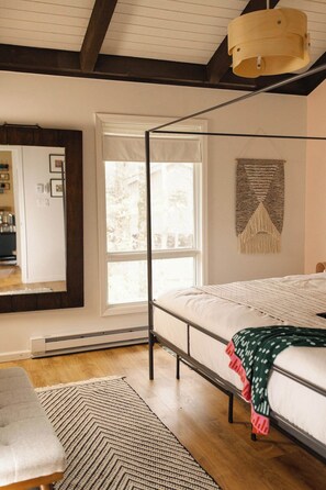 3 habitaciones, escritorio y tabla de planchar con plancha