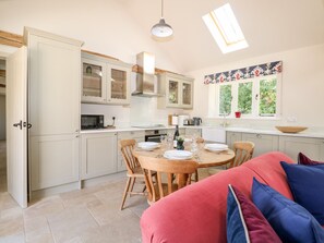 Een koelkast, een vaatwasser, een waterkoker, een broodrooster