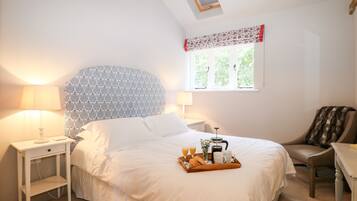 2 kamar tidur dan didekorasi berbeda-beda