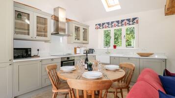 Lemari es, mesin pencuci piring, ketel listrik, dan pemanggang roti