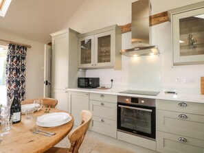 Fridge, dishwasher, electric kettle, toaster - Barley Cottage (Alresford)
