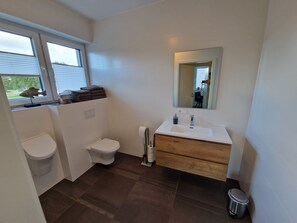 Douche, sĂšche-cheveux, serviettes fournies, savon