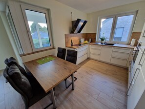 Réfrigérateur, micro-ondes, plaque de cuisson, lave-vaisselle