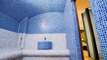 Un sauna, baño turco, masajes de tejido profundo, masajes deportivos