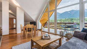 Suite, 1 cama de matrimonio, no fumadores, balcón (with Sofabed) | Tabla de planchar con plancha, wifi gratis, ropa de cama