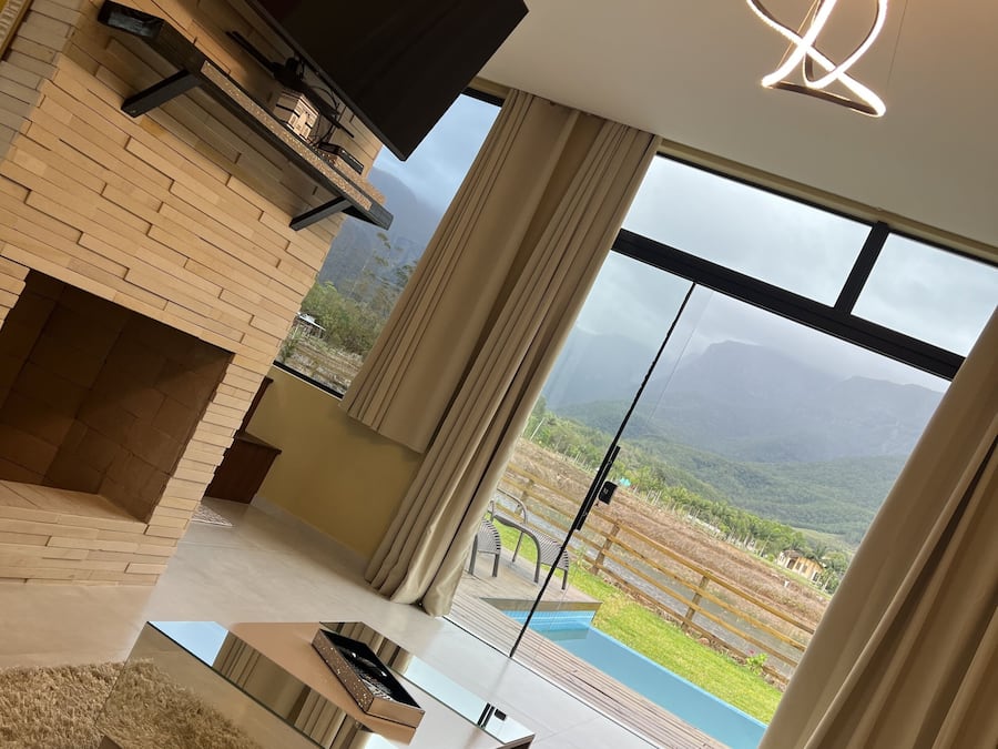 Smart TV, chimenea, Netflix, parlantes smart