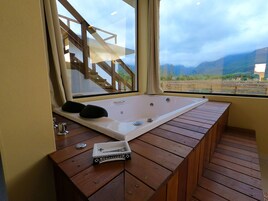 浪漫木屋 | 浴室 | 独立的浴缸和淋浴、按摩浴缸、大花洒淋浴喷头、吹风机