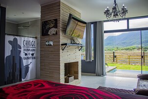 独特木屋 | 起居区 | 50-英寸智能电视（配备数码频道）、电视、壁炉