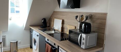 Réfrigérateur, micro-ondes, four, plaque de cuisson