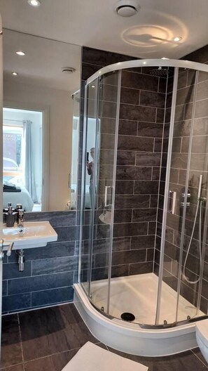 Apartment | Bathroom sink