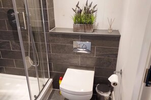 Appartement | Salle de bain | Ensemble douche/baignoire, baignoire relaxante profonde, sèche-cheveux
