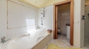 Shower, hair dryer, bidet, towels - Luxury villa with heated open pool, 5 minutes from the beach! (Barcelona)