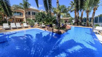 Outdoor pool, a heated pool