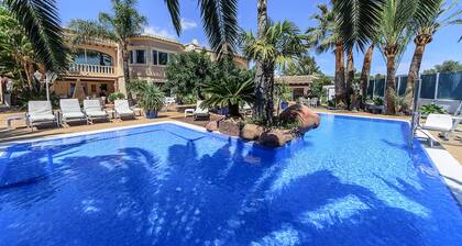 Luxury villa with heated open pool, 5 minutes from the beach!