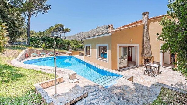 A house with a swimming pool, stone patio, and a stone fireplace. - Casa Alexa, Strandnähe, Pool, Klimaanlage, Wifi, Ruhige Lage (Cala Sant Vicenç)