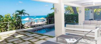 블루 스카이 럭셔리의 세인트 제임스에서의 더 빌라