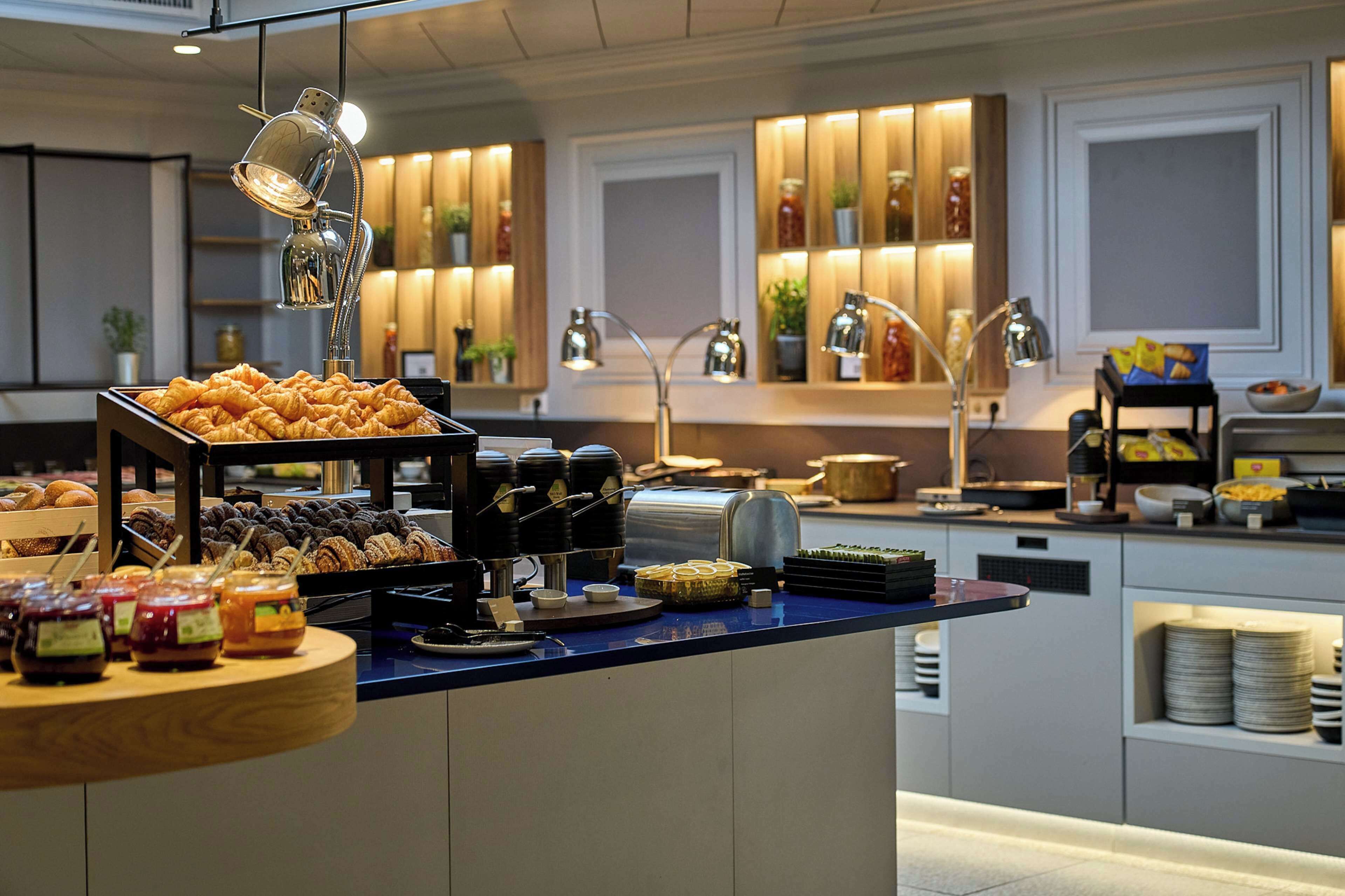 Café da manhã com buffet diário (EUR 27 por pessoa) 