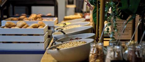 Una mesa de buffet con diversos alimentos y recipientes.