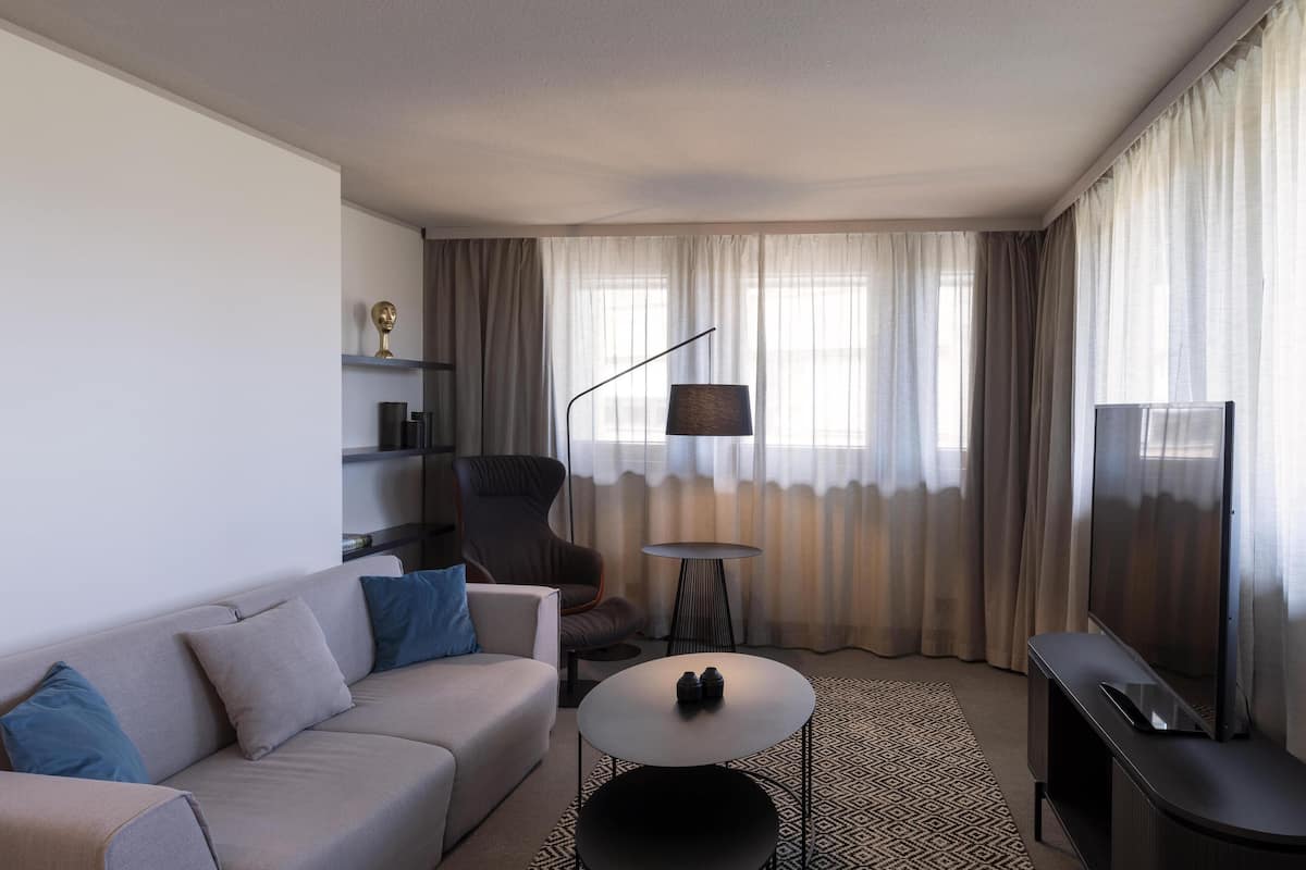 Suite (Master) | 1 slaapkamer, een kluis op de kamer, een bureau, een laptopwerkplek