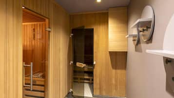 Un sauna avec des murs en bois et une porte en verre, un banc et une étagère fixée au mur.