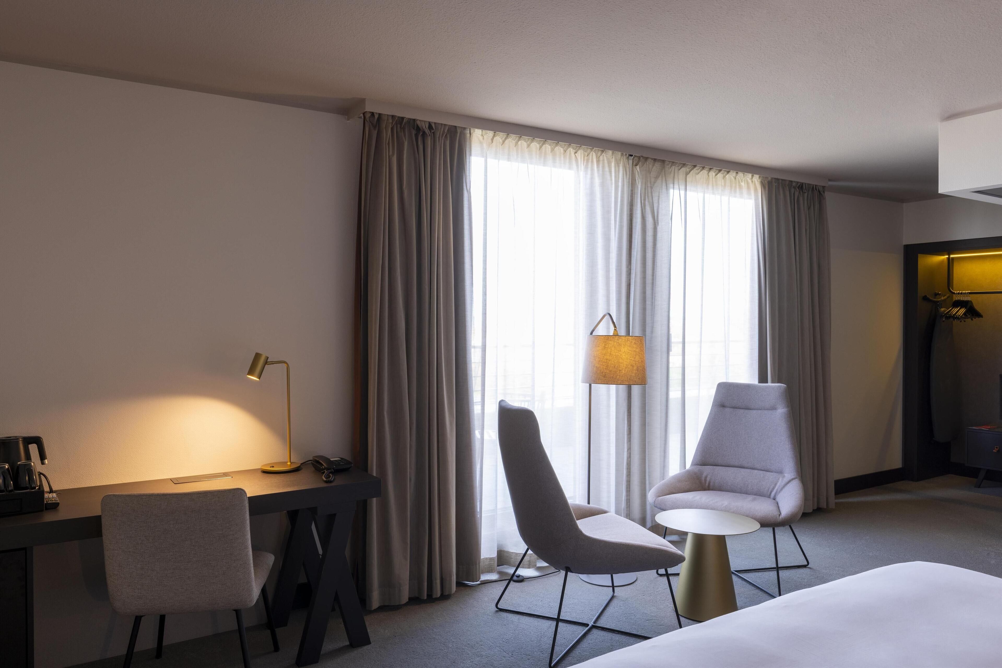 Suite – junior, 1 kingsize-seng med sovesofa, balkong, byutsikt | Safe på rommet, skrivebord og skrivebord for bærbar PC