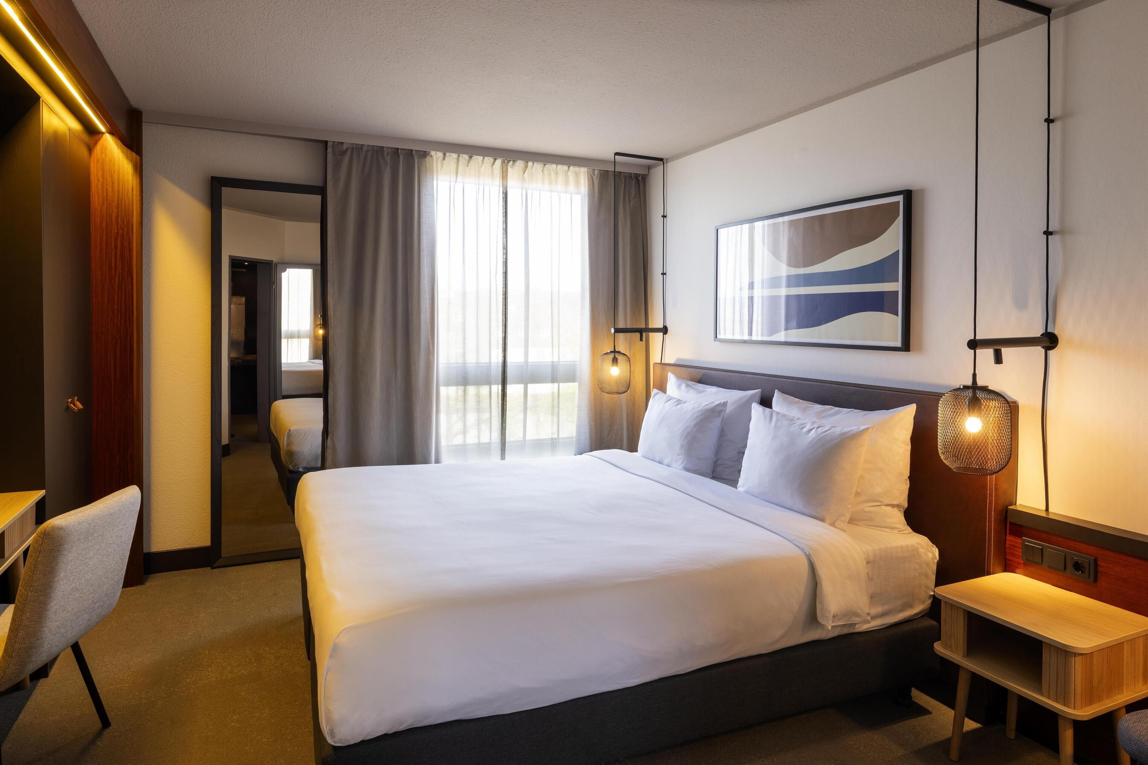 Suite (Master) | In-room safe, desk, laptop workspace, blackout drapes