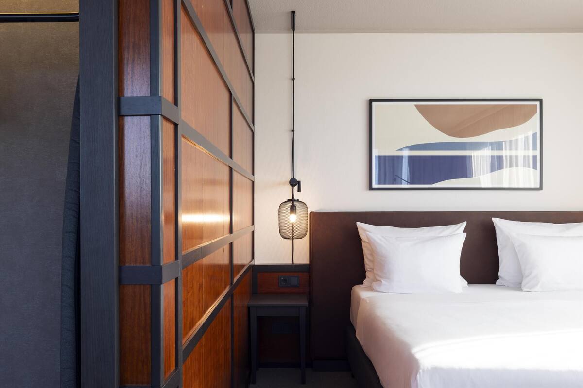 Phòng Suite Junior, 1 giường cỡ king và sofa giường, ban công, quang cảnh thành phố | Két bảo mật tại phòng, bàn, khu vực làm việc phù hợp cho laptop 
