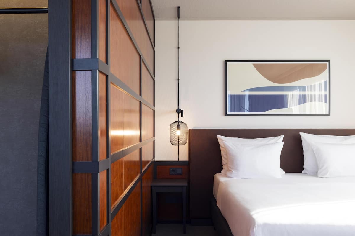 Junior suite, 1 kingsize bed met slaapbank, balkon, uitzicht op stad | 1 slaapkamer, een kluis op de kamer, een bureau, een laptopwerkplek