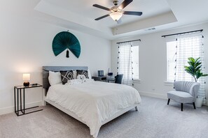 3 chambres, bureau, fer et planche à repasser, accès au Wi-Fi (inclus)