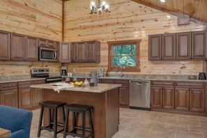 Kühlschrank, Ofen, Herdplatte, Wasserkocher mit Kaffee-/Teezubehör