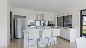 Microwave, dishwasher - Ocean Breeze on Douglas (Cowes)