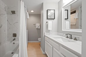 Combined shower/bathtub, hair dryer, towels