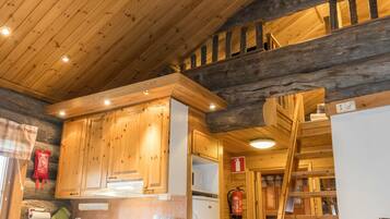 Fridge, microwave, dishwasher, cookware/dishes/utensils