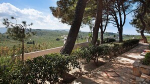 A stone pathway leading to a terrace with a view of a hilly landscape. - Studio 'Zante View Family 2' with Sea View, Shared Pool and Wi-Fi (Tsilivi)