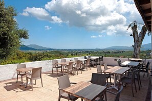 Outdoor dining - Studio 'Zante View Family 1' with Sea View, Shared Pool and Wi-Fi (Tsilivi)