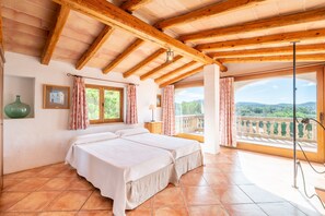 5 bedrooms, iron/ironing board, free WiFi, bed sheets