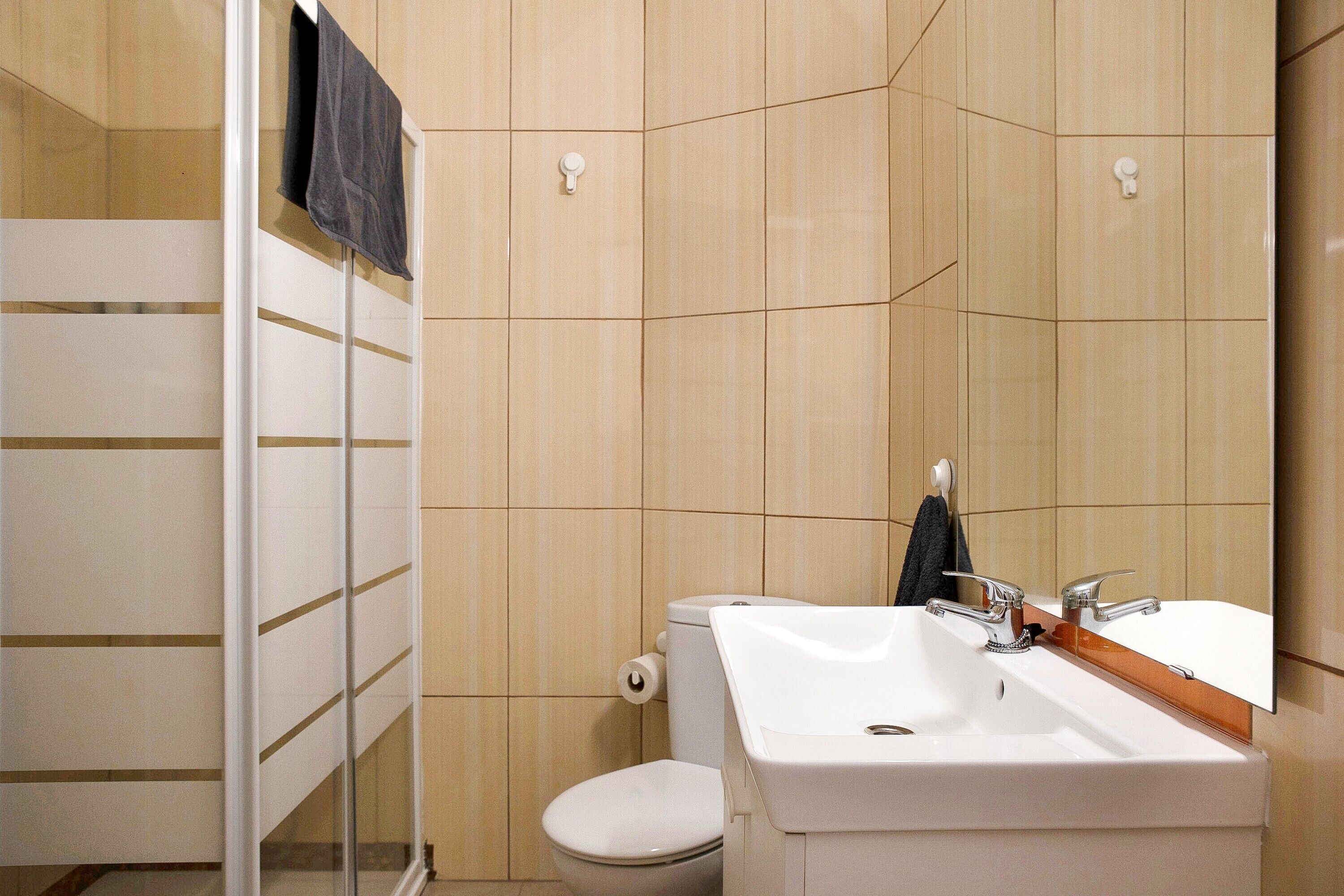 Douche, sèche-cheveux, serviettes fournies