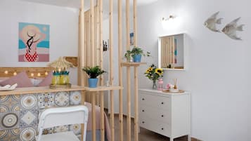 1 slaapkamer, een strijkplank/strijkijzer, gratis wifi, beddengoed