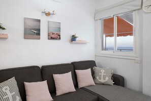 TV - Apartment 'Vista al Paraíso' with Sea Views, Private Terraces and Wi-Fi (El Pris)